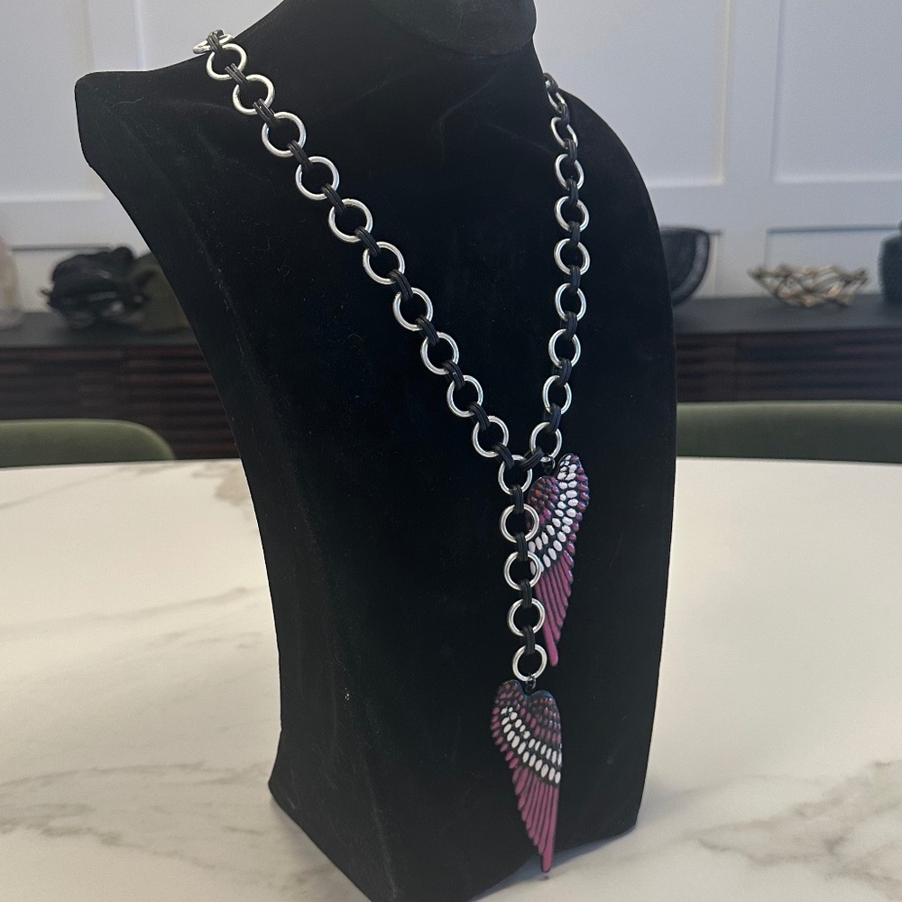 TOVA - Edgy Antique Pink and Silver Wing Pendant Statement Necklace - Picture 4 of 14